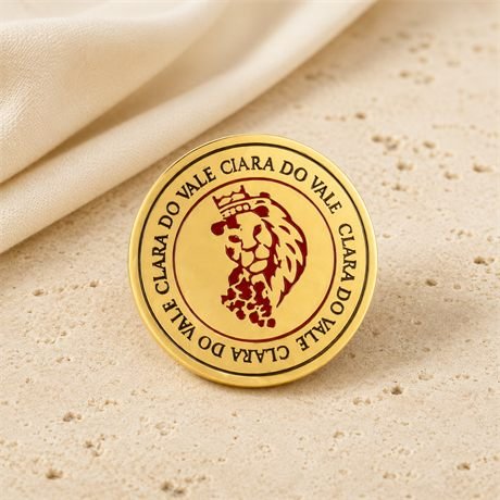 Broche em metal dourado personalizado